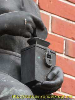 Wittmund - Frau mit Spardose