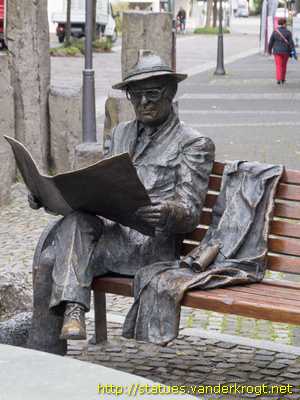 Brilon - Zeitungsleser und Bürgerbrunnen