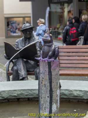 Brilon - Zeitungsleser und Bürgerbrunnen