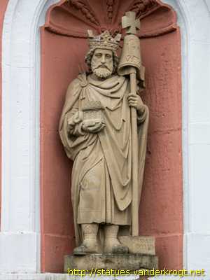 Prüm - Fassadenstatuen an der Basilika St. Salvator