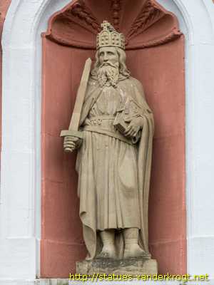 Prüm - Fassadenstatuen an der Basilika St. Salvator