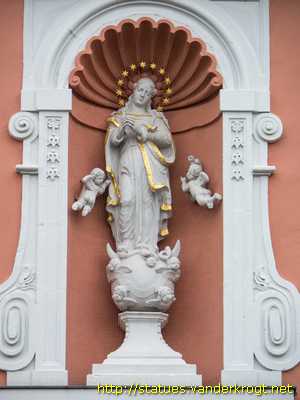 Prüm - Fassadenstatuen an der Basilika St. Salvator