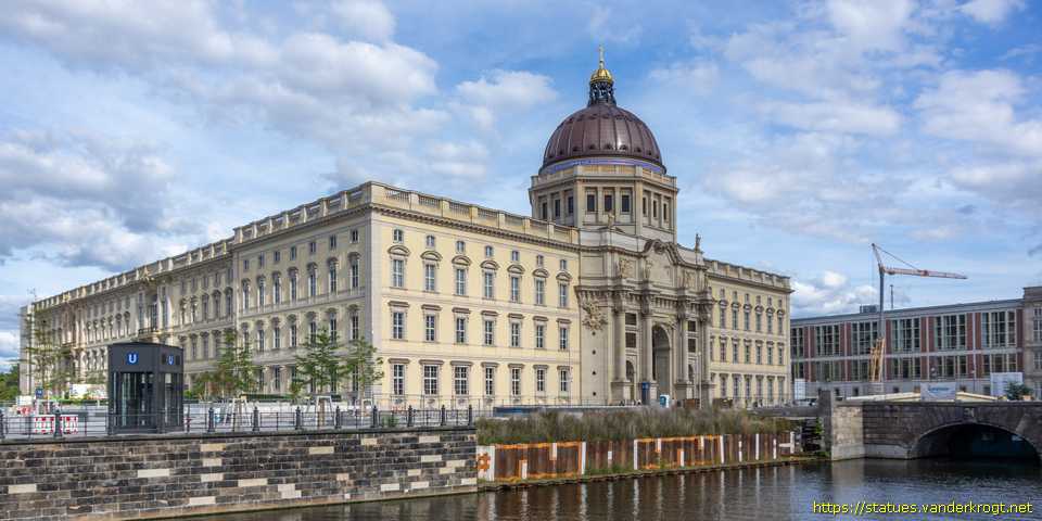 Berlin - Reliefs am Eosanderportal des Schlosses