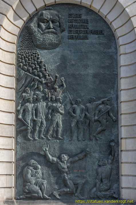 Berlin - Zwei Reliefs anlässlich des 70. Jahrestages der Novemberrevolution