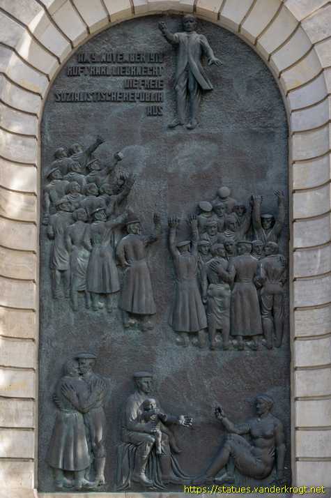 Berlin - Zwei Reliefs anlässlich des 70. Jahrestages der Novemberrevolution