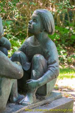 Berlin - Kindergruppe - Drei sitzende Kinder