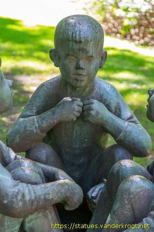 Berlin - Kindergruppe - Drei sitzende Kinder