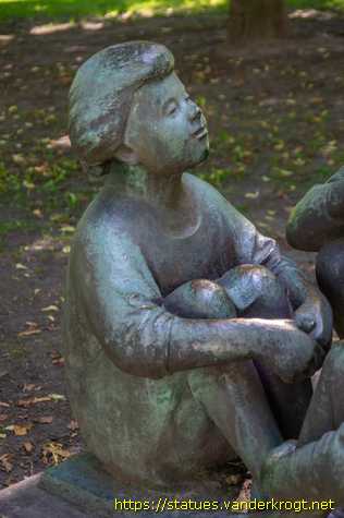 Berlin - Kindergruppe - Drei sitzende Kinder