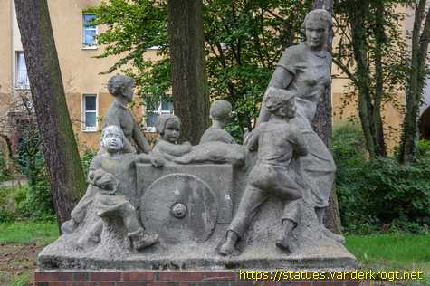 Berlin - Zwei Figurengruppen und acht Putten