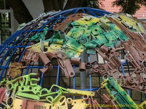 Kyritz - Globus aus Stahlschrott