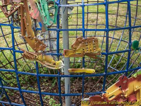 Kyritz - Globus aus Stahlschrott