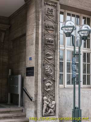 Hamburg - Fassadenfiguren der Reichsbank