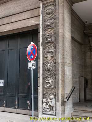 Hamburg - Fassadenfiguren der Reichsbank