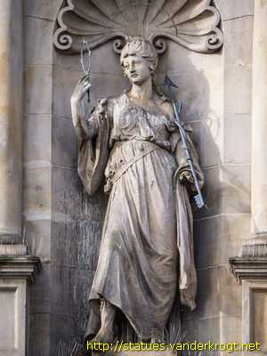 Hamburg - Fassadenfiguren am Harburger Rathaus