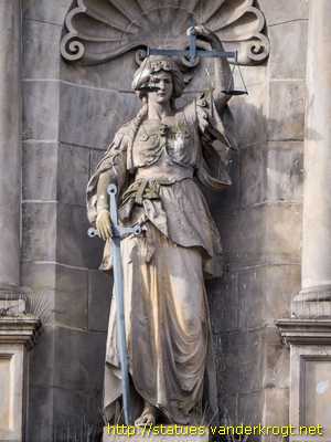 Hamburg - Fassadenfiguren am Harburger Rathaus