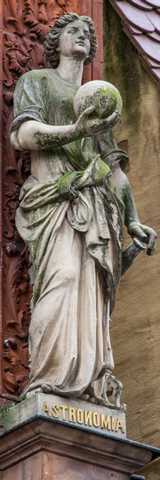 Rostock - Fassadenskulpturen am Hauptgebäude der Universität