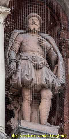 Rostock - Fassadenskulpturen am Hauptgebäude der Universität