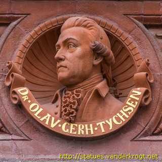 Rostock - Fassadenskulpturen am Hauptgebäude der Universität