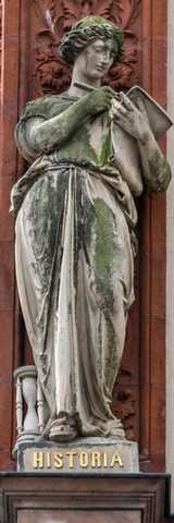 Rostock - Fassadenskulpturen am Hauptgebäude der Universität