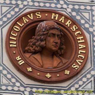 Rostock - Fassadenskulpturen am Hauptgebäude der Universität