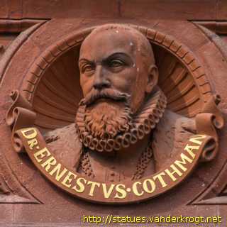 Rostock - Fassadenskulpturen am Hauptgebäude der Universität