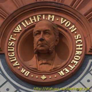 Rostock - Fassadenskulpturen am Hauptgebäude der Universität