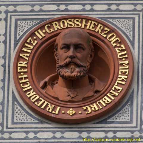 Rostock - Fassadenskulpturen am Hauptgebäude der Universität