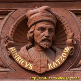 Rostock - Fassadenskulpturen am Hauptgebäude der Universität