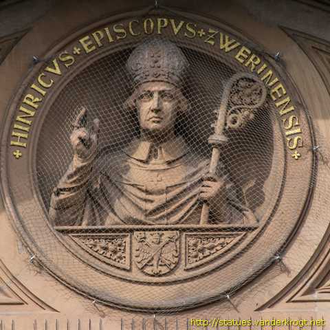 Rostock - Fassadenskulpturen am Hauptgebäude der Universität