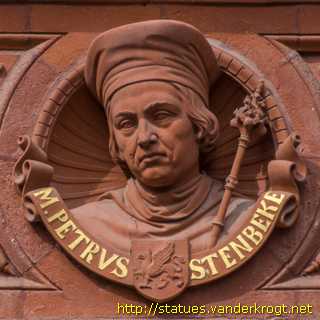 Rostock - Fassadenskulpturen am Hauptgebäude der Universität