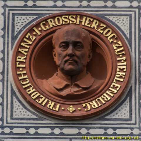 Rostock - Fassadenskulpturen am Hauptgebäude der Universität