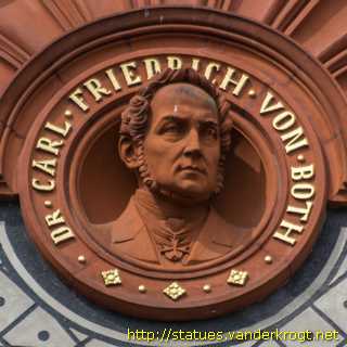 Rostock - Fassadenskulpturen am Hauptgebäude der Universität