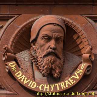 Rostock - Fassadenskulpturen am Hauptgebäude der Universität