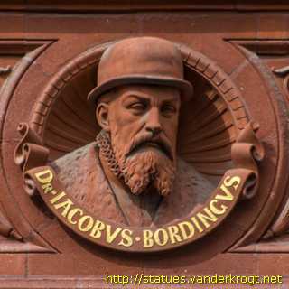 Rostock - Fassadenskulpturen am Hauptgebäude der Universität