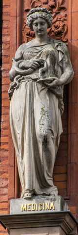 Rostock - Fassadenskulpturen am Hauptgebäude der Universität