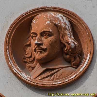 Rostock - Fassadenskulpturen am Neuen Museum