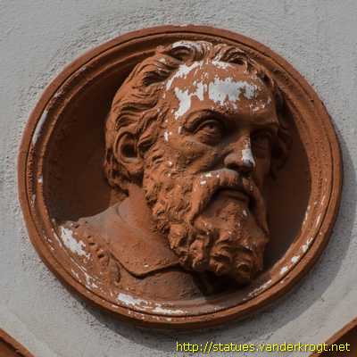 Rostock - Fassadenskulpturen am Neuen Museum