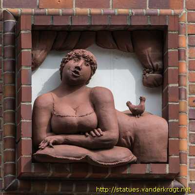 Rostock - Greif, Frau am Fenster, Katze, Maus und Eule