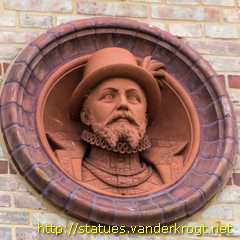 Schwerin - Fassadenfiguren und Porträtmedaillons am Fridericianum