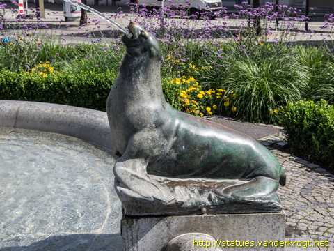 Schwerin - Brunnen 'Rettung aus Seenot'