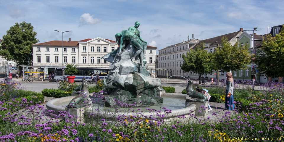 Schwerin - Brunnen 'Rettung aus Seenot'