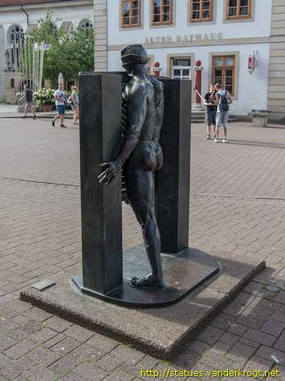 Celle - Homme passant la porte - Ein Mann durchstößt die Pforte