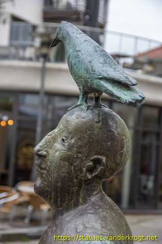 Hildesheim - Frau mit Vogel