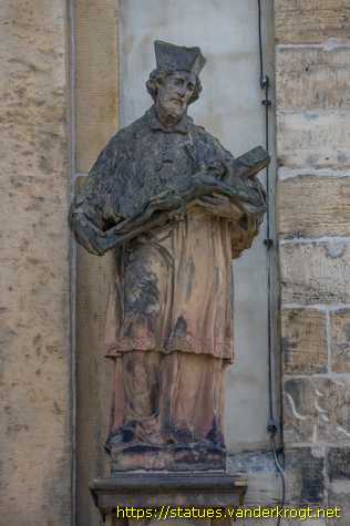 Hildesheim - Heiligenstatuen an der Heilig-Kreuz-Kirche
