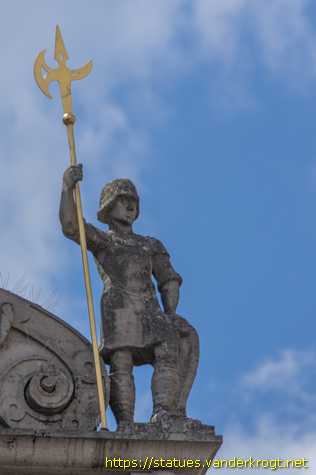 Braunschweig - Giebelfiguren am Gewandhaus