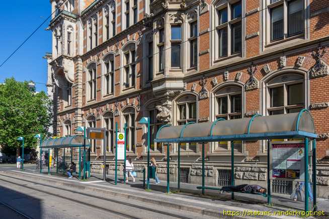 Braunschweig - Mann mit Globus