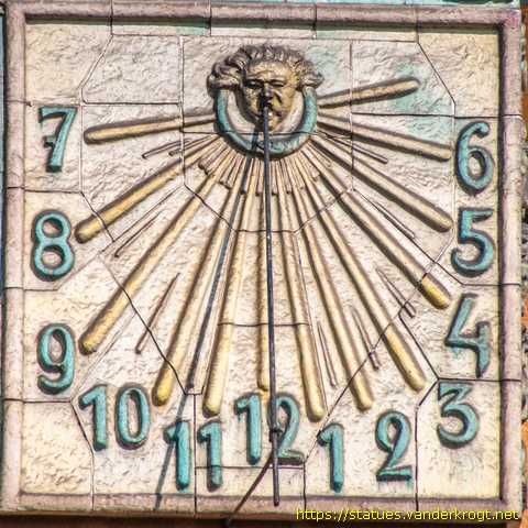 Frechen - Keramisch Relief 'Sonnenuhr'