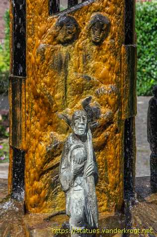 Schiefbahn - Bronze-Brunnen auf dem Vorplatz der Hubertuskirche