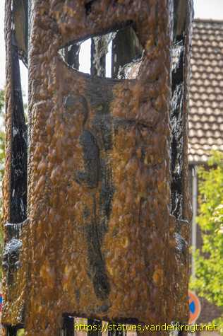 Schiefbahn - Bronze-Brunnen auf dem Vorplatz der Hubertuskirche