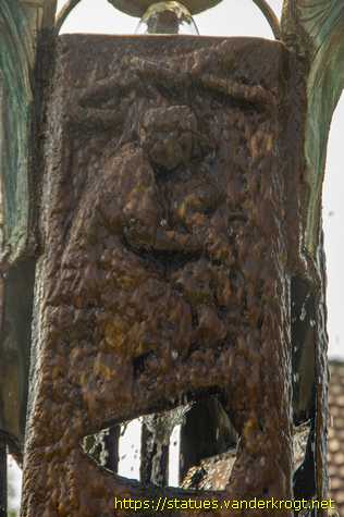 Schiefbahn - Bronze-Brunnen auf dem Vorplatz der Hubertuskirche